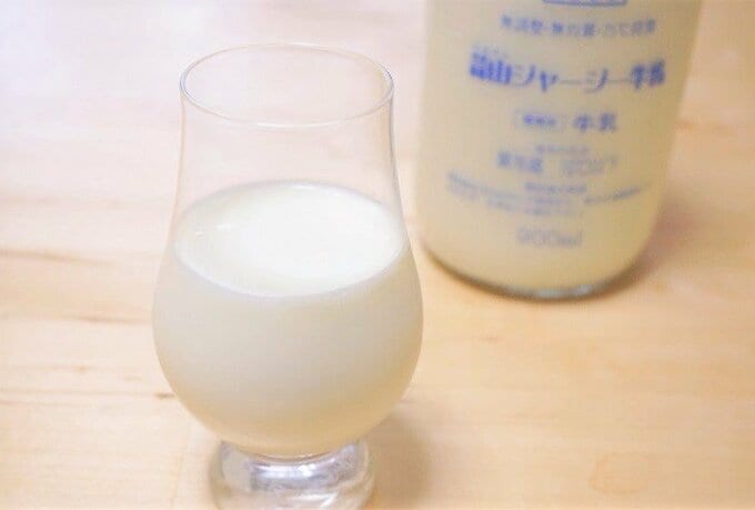 飲んだ瞬間のワイルドなコクが際立っていたのが「蒜山ジャージー牛乳」