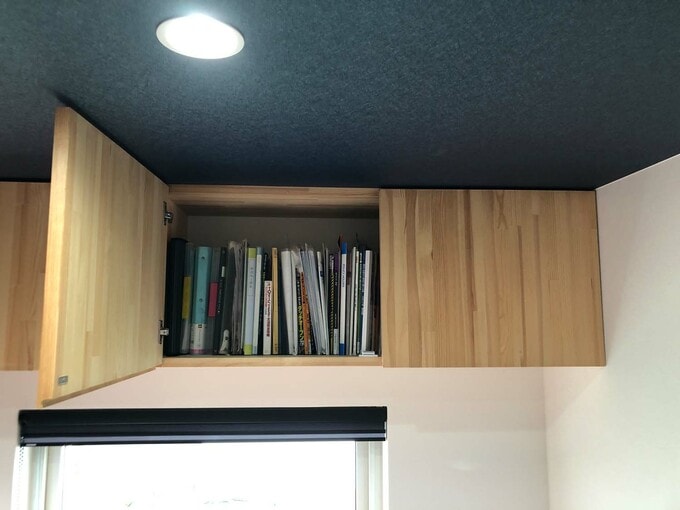 カウンターの上のつり戸棚