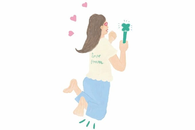 目をハートにして飛びはねる女性