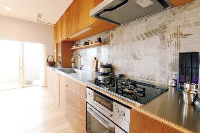 キッチンの壁は躯体現しに