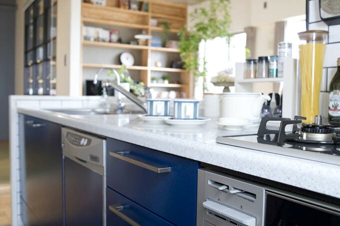 ブルーに塗装したキッチン