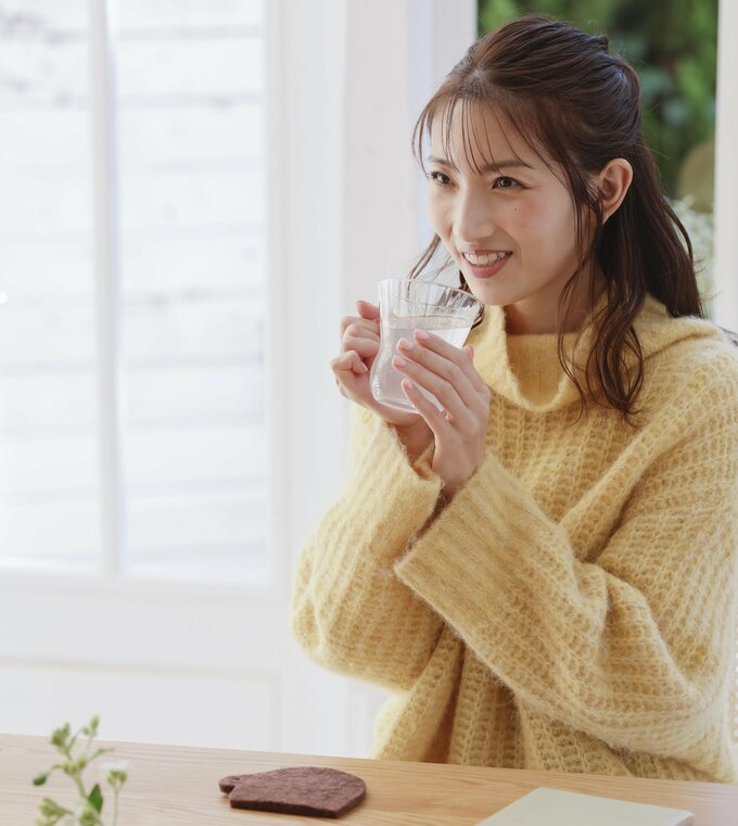 飲み物を飲む女性