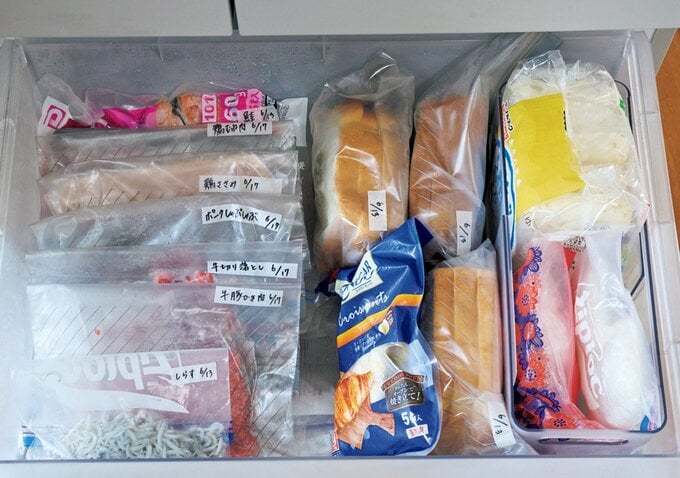 保存袋に入れられた食品がきれいに並ぶ冷凍庫内