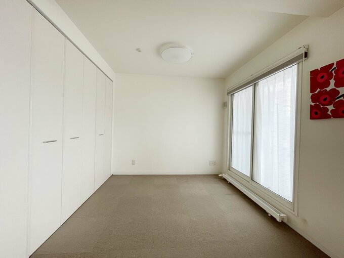 リビング横の5畳の洋室