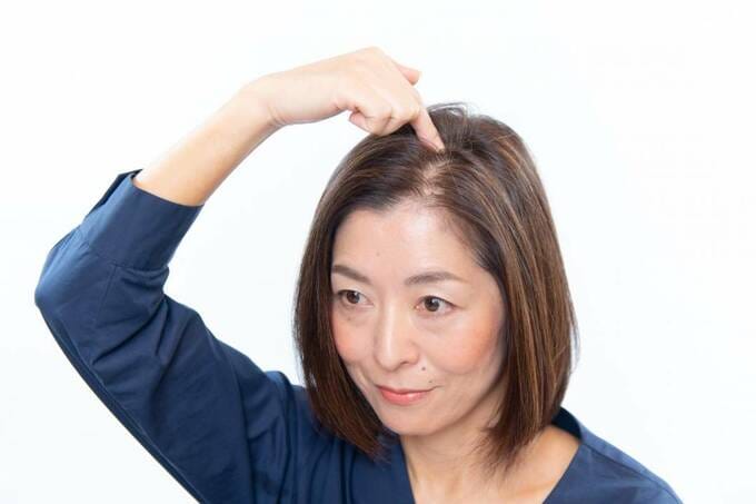 人差し指で、分け目をジグザグにする