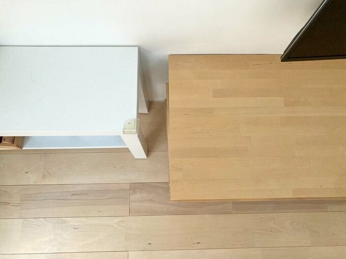 既製品と比べた造作テレビボードの奥行き