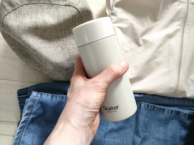 いつもウォーキング時に持ち歩いている水筒。歩きやすい服装も心がけています