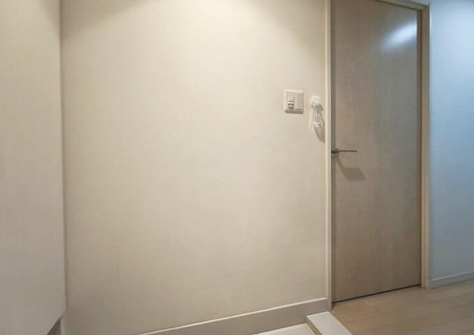 玄関の壁に除菌スプレーを引っかけ収納