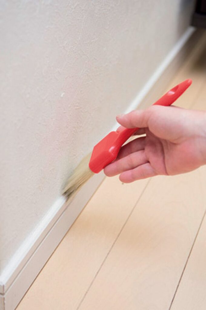 幅木の上はハケブラシでホコリを払う