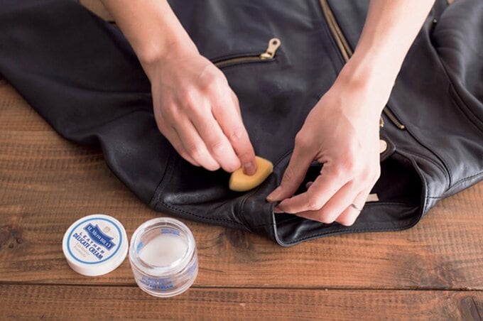 革用クリームを全体に塗る