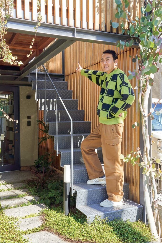 半地下の事務所は駐車場の奥にある