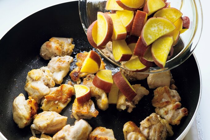 レンジ加熱したサツマイモと鶏肉をあえる様子