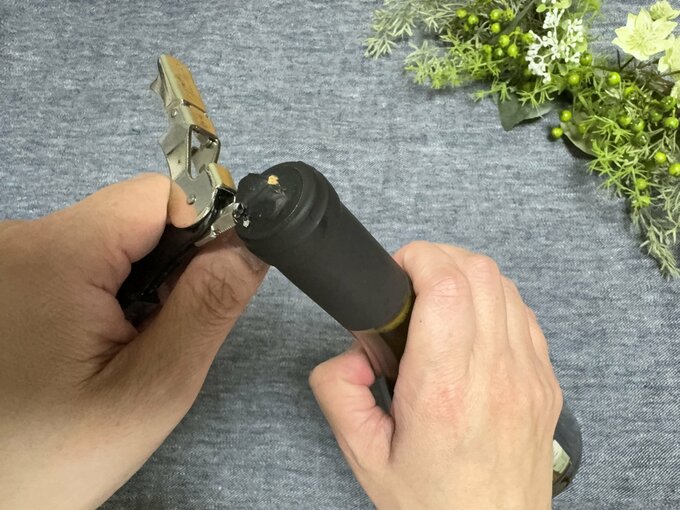 コルクを開ける様子