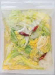 保存用ポリ袋にキャベツの水キムチ風のすべての材料を入れた様子