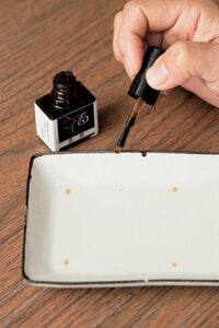 欠けた器は漆を塗って補修