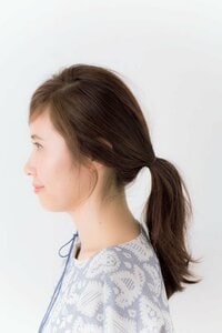 衿足の中央に結び目がくるようにゴムで1つに結ぶ