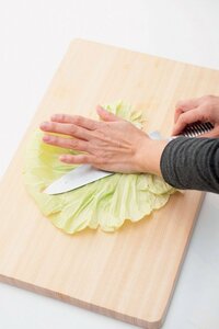 かたい芯の部分はたたいてつぶし、繊維を壊す