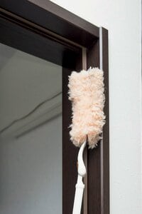 扉枠や窓など、高いところのホコリを取る