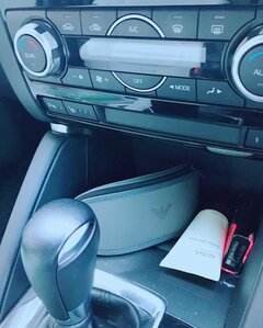 クルマの中など、行く先々に配置。