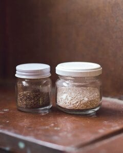 卵の殻を研磨剤にナスのヘタを歯みがき粉に