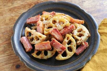 シャキシャキ食感がやみつき！レンコンとベーコンのマスタード炒め