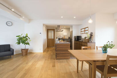 ニュートラルなLDKでスッキリと自由に暮らす