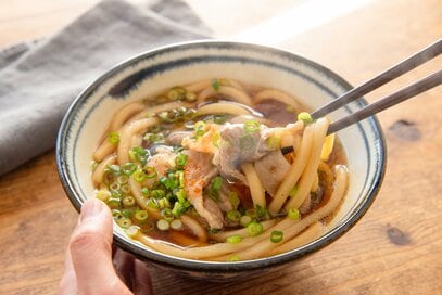 7分でできるレンチン「豚ネギうどん」。包丁いらずで、調味料は3つだけ！