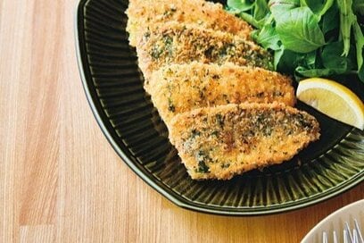 サクッと軽い「アジのパン粉焼き」。青ジソとの相性もバツグン