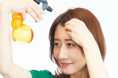 うねり、白髪、アホ毛…“老け見え”ヘアを解消するスタイリングのコツ。コーム＆スプレー使いがカギ
