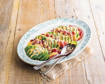 カツオ刺身とアボカドのサラダ。マヨと粉チーズのソースが合う