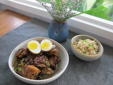 しょうゆと酢でご飯が止まらん！フィリピン風鶏モモ煮込み
