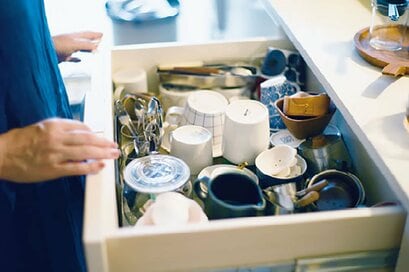 築40年、北欧雑貨屋の「美しい台所」。食器のためにカスタマイズした世界にひとつの空間