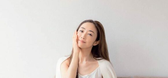 神崎恵さんの自宅美容。歯みがきのついでにほうれい線ケアを