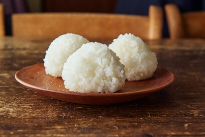 一度食べたら忘れられない、究極の「塩おにぎり」のつくり方。少量の米油がつやつやご飯のカギ