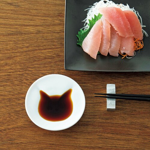 お刺身と猫が浮かぶしょうゆ皿
