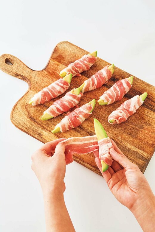 カットしたアボカド に豚肉を巻きつける