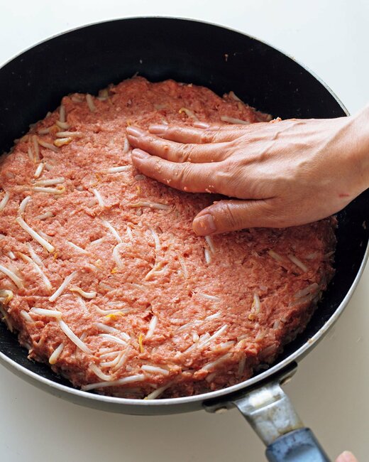 フライパンに敷き詰めた肉