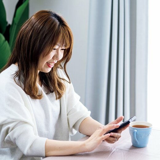 スマホを触る女性