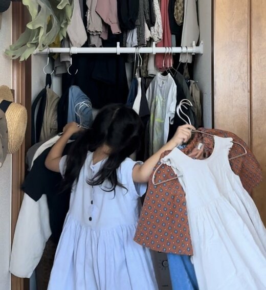 服を探す子ども