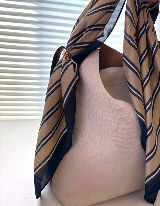 スカーフとZARAのバッグ