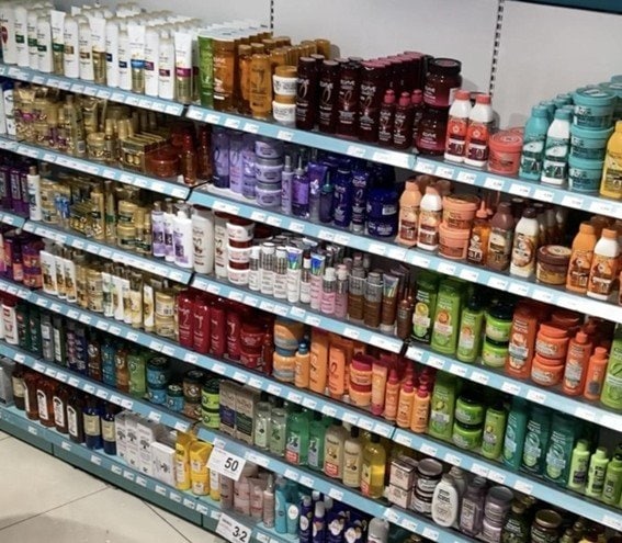 商品棚に並んだボトル類