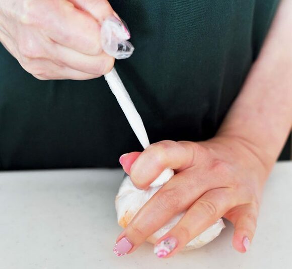 ポリ袋を重ねて二重にして口を結ぶ