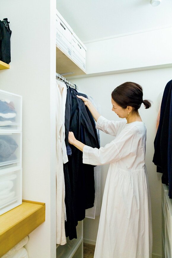クローゼットに女性