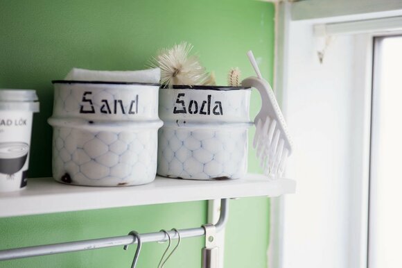 棚に置いたカップ