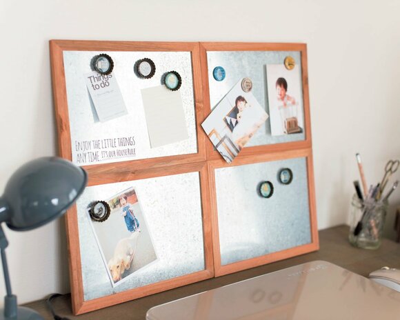 ブリキフレームを4枚つなげてマグネットボード代わりに