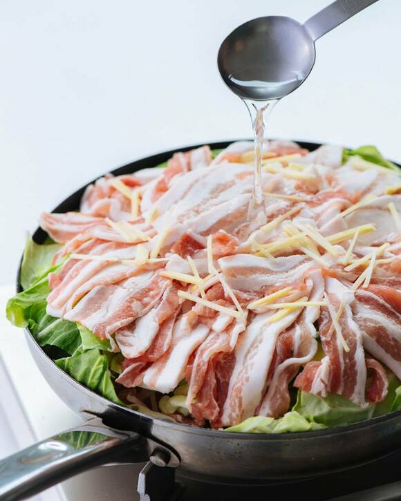 豚バラの上に水をかける