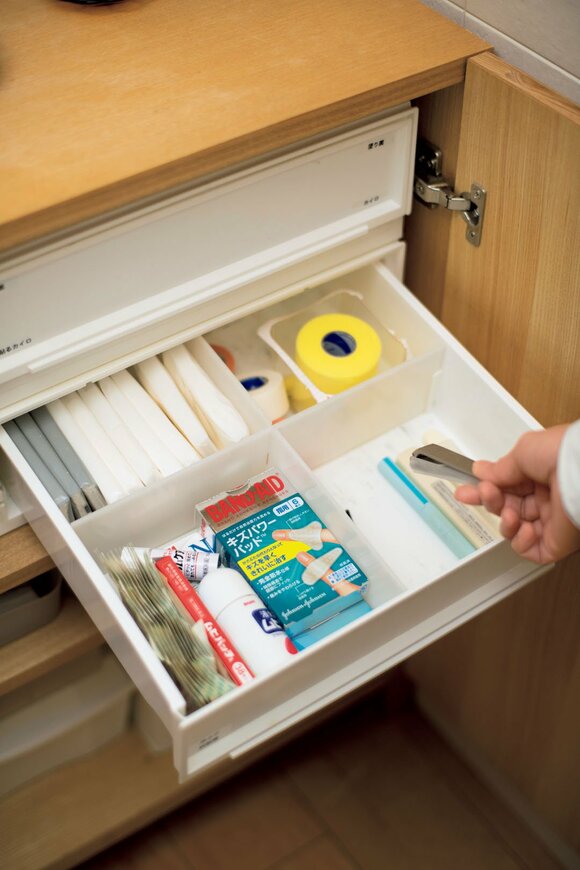 引き出しに絆創膏など