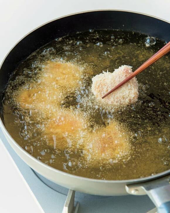 豚肉を揚げる