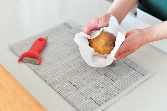 ジャガイモの水気をペーパータオルでふく様子