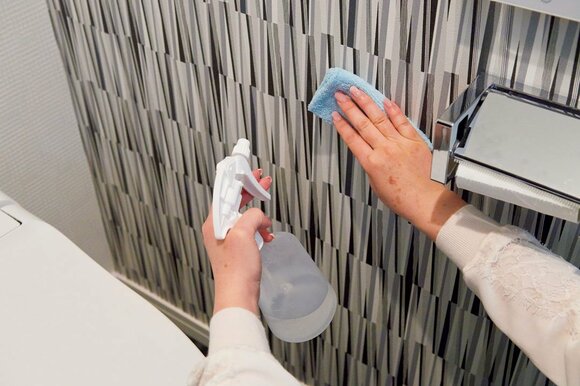 トイレの壁や床についた尿の飛び跳ね汚れに